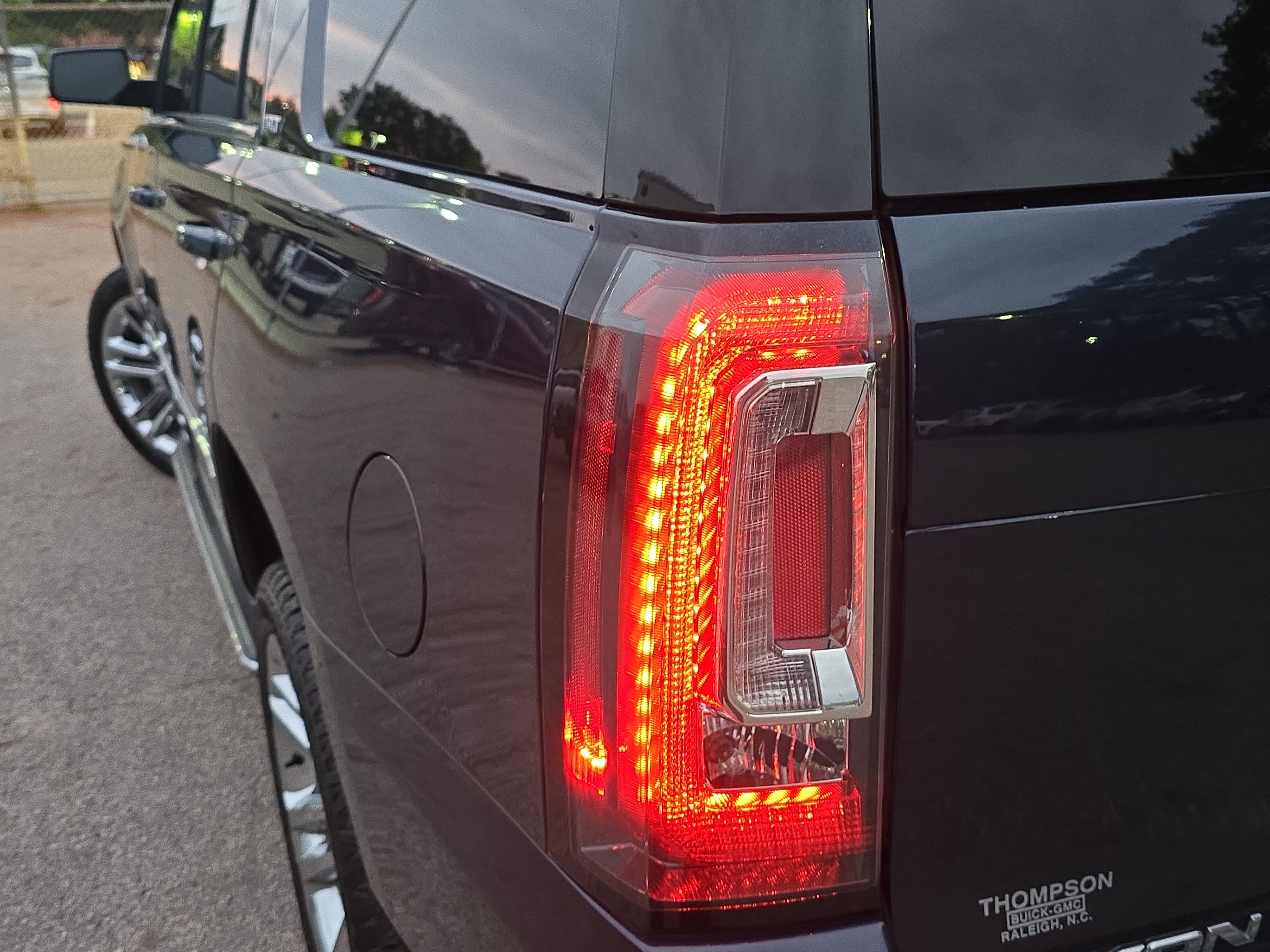 Used 2018 GMC Yukon SLT w/ Premium Edition AWD/4WD image 35