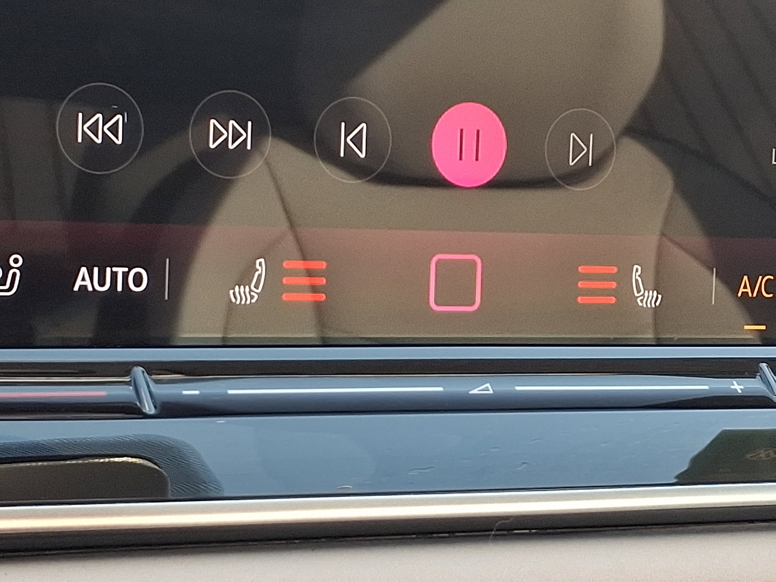 Certified 2025 Volkswagen Tiguan SE image 24