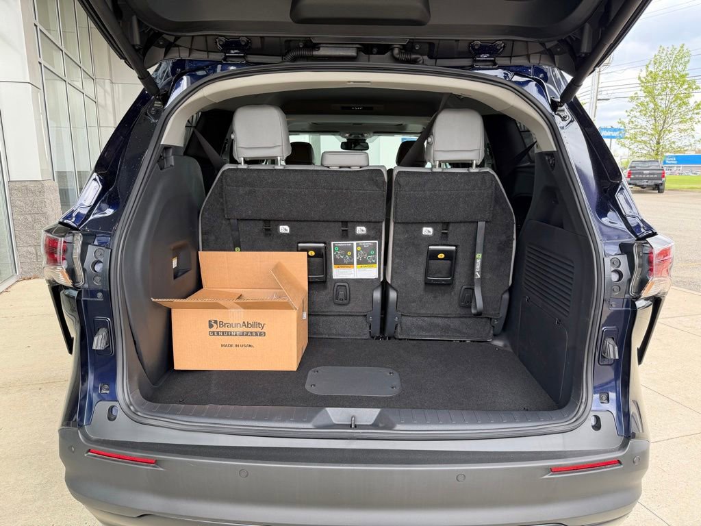 Used 2026 Toyota Sienna XLE FWD image 24