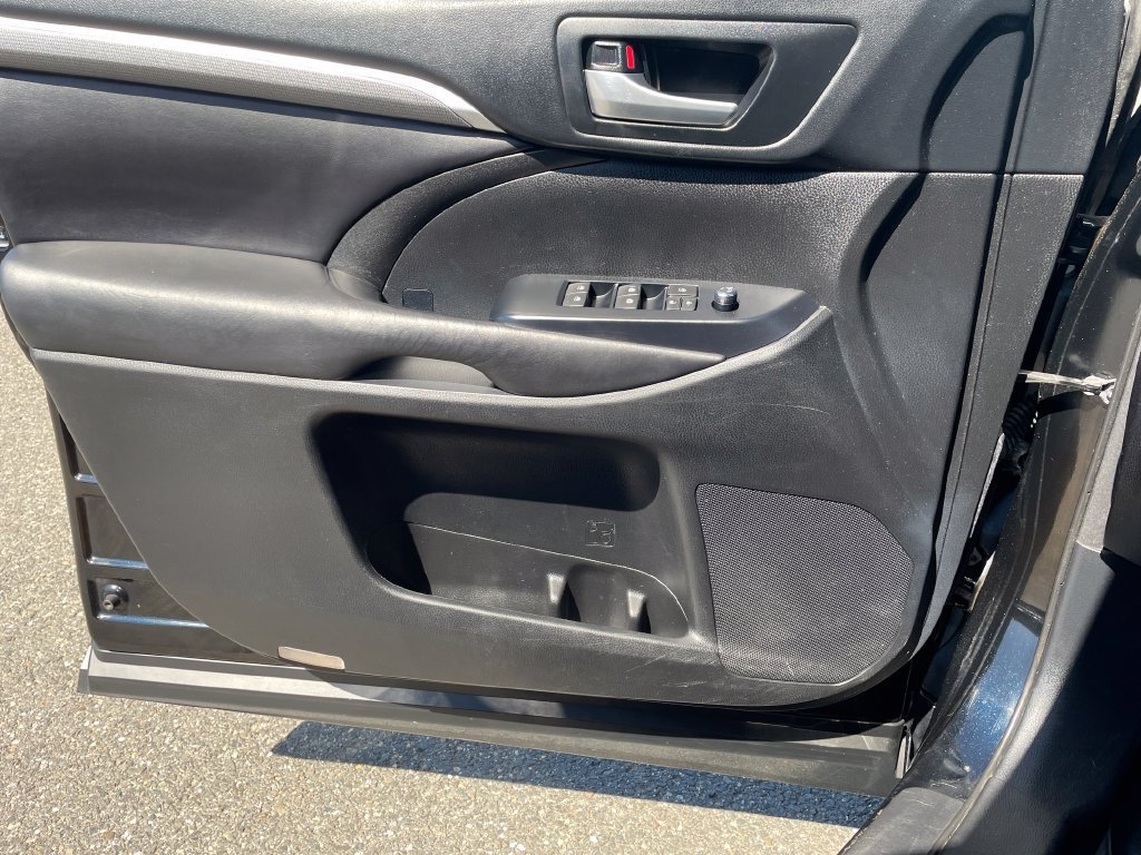 Used 2018 Toyota Highlander SE AWD/4WD image 23