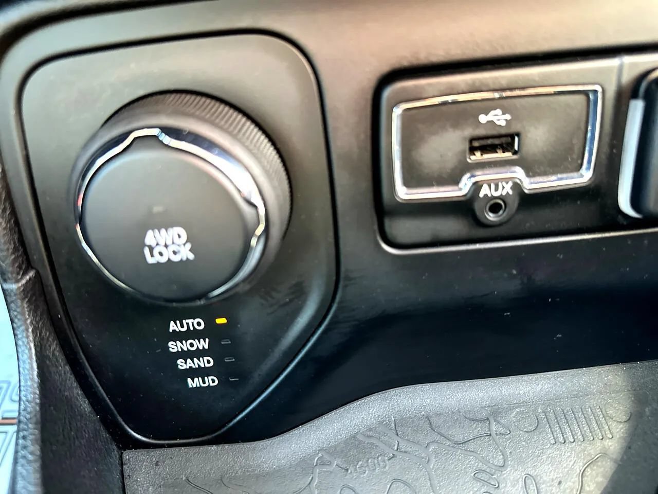 Used 2017 Jeep Renegade Latitude w/ Safety & Security Group AWD/4WD image 35