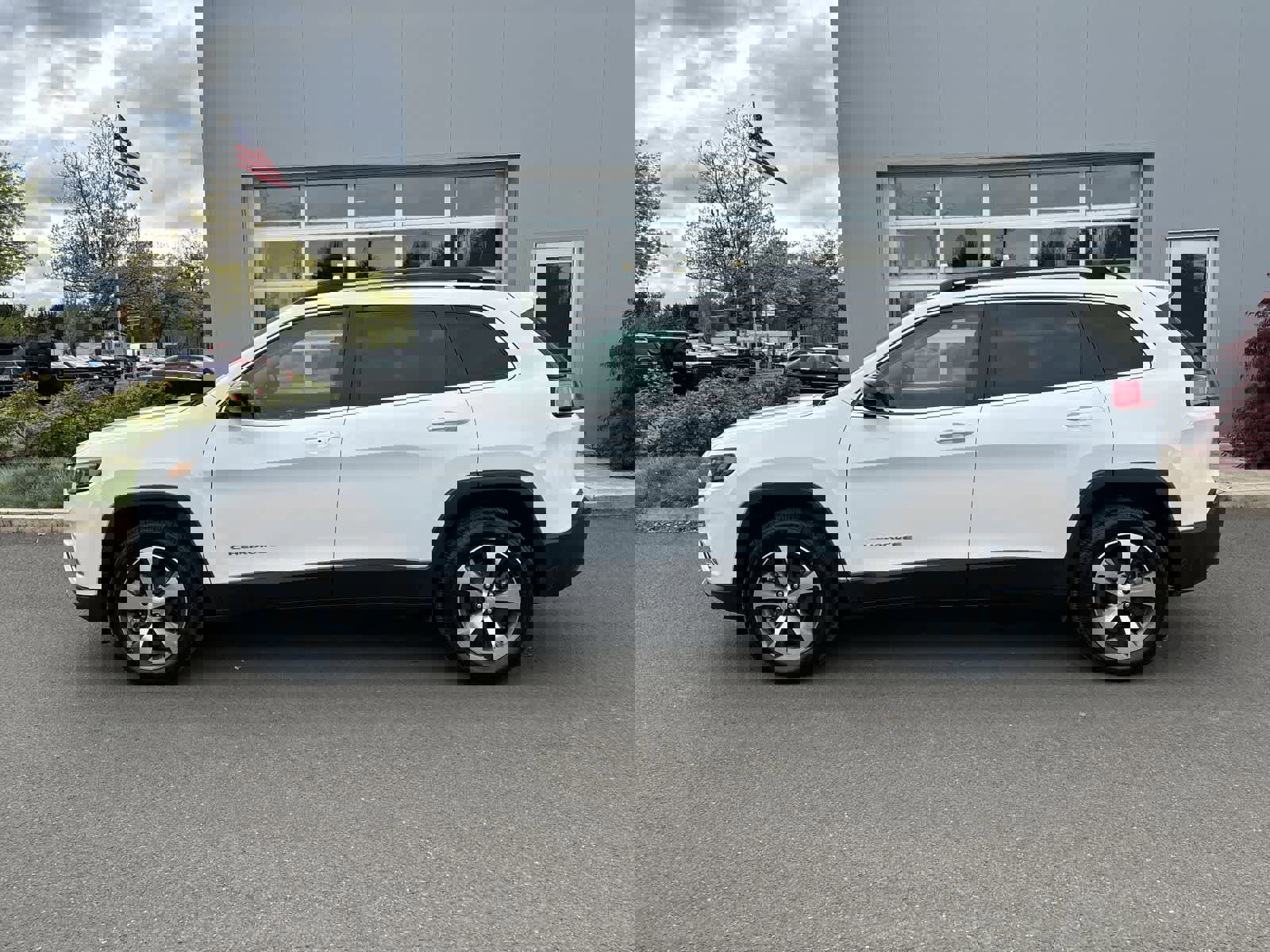 Certified 2022 Jeep Cherokee Limited AWD/4WD image 2