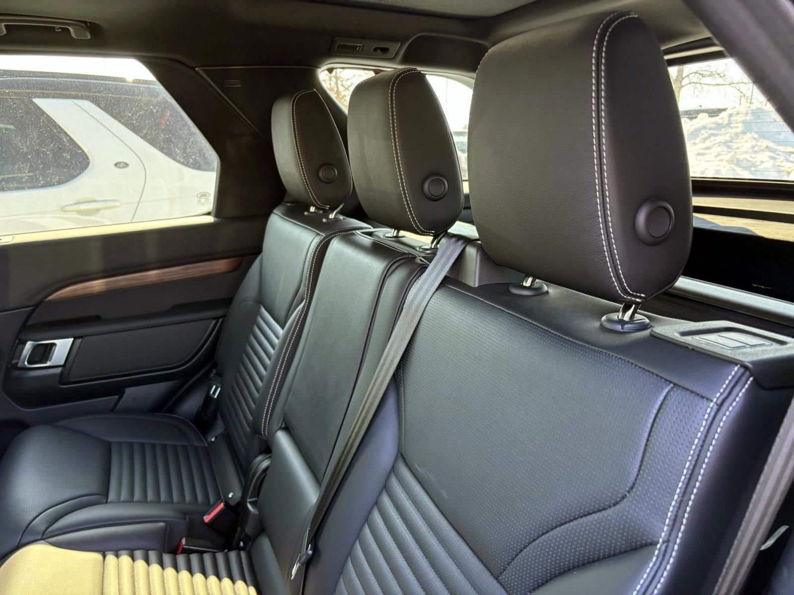 Used 2025 Land Rover Discovery S image 19