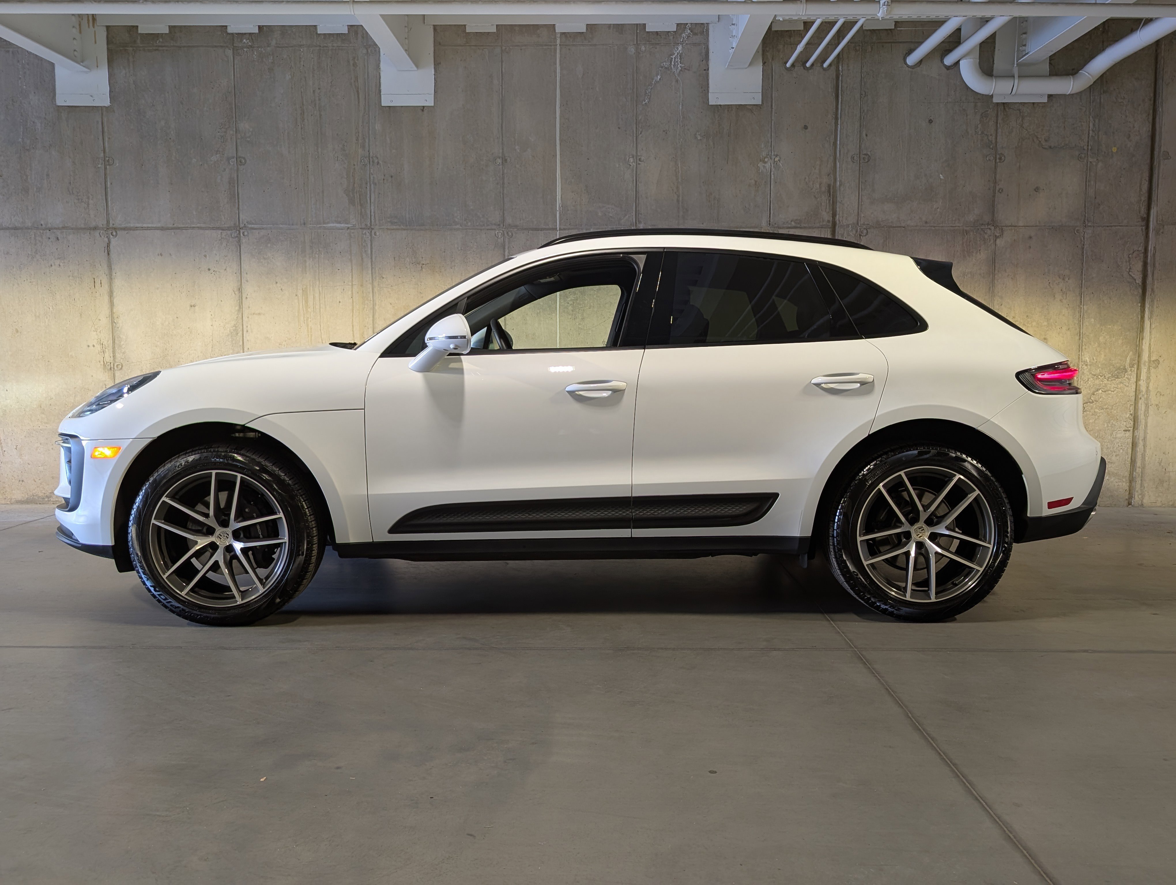 Certified 2025 Porsche Macan image 2