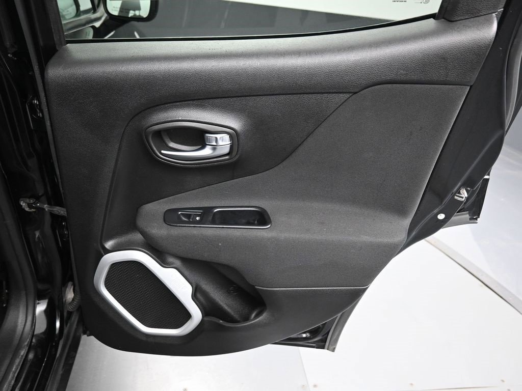 Used 2018 Jeep Renegade Latitude w/ Cold Weather Group image 32