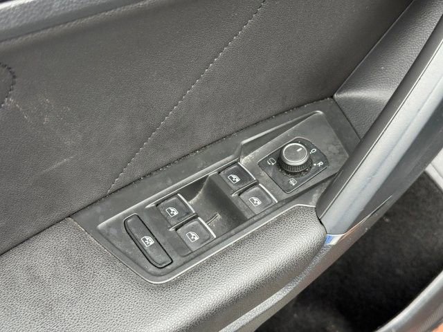 Used 2018 Volkswagen Tiguan SEL Premium w/ 3rd Row Seat Package image 9