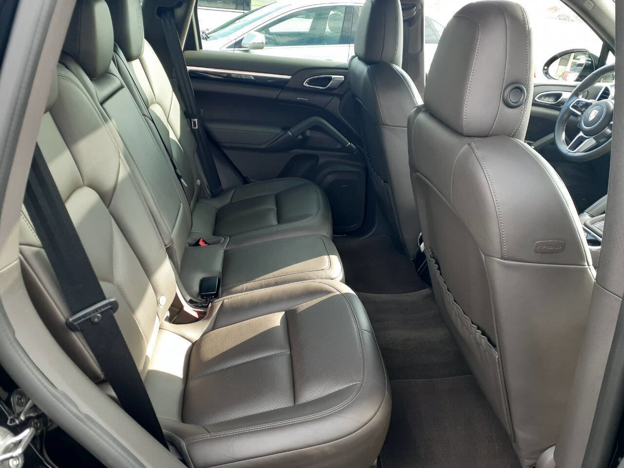 Used 2017 Porsche Cayenne Platinum Edition image 19