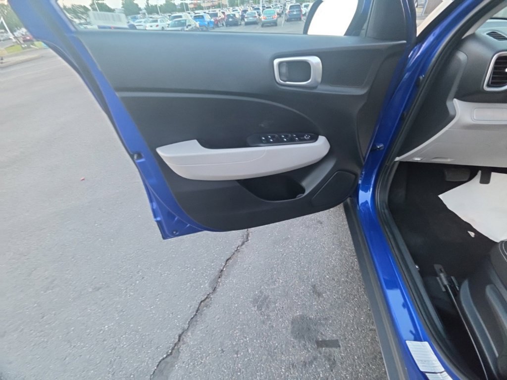 Used 2025 Hyundai Venue SEL FWD image 11