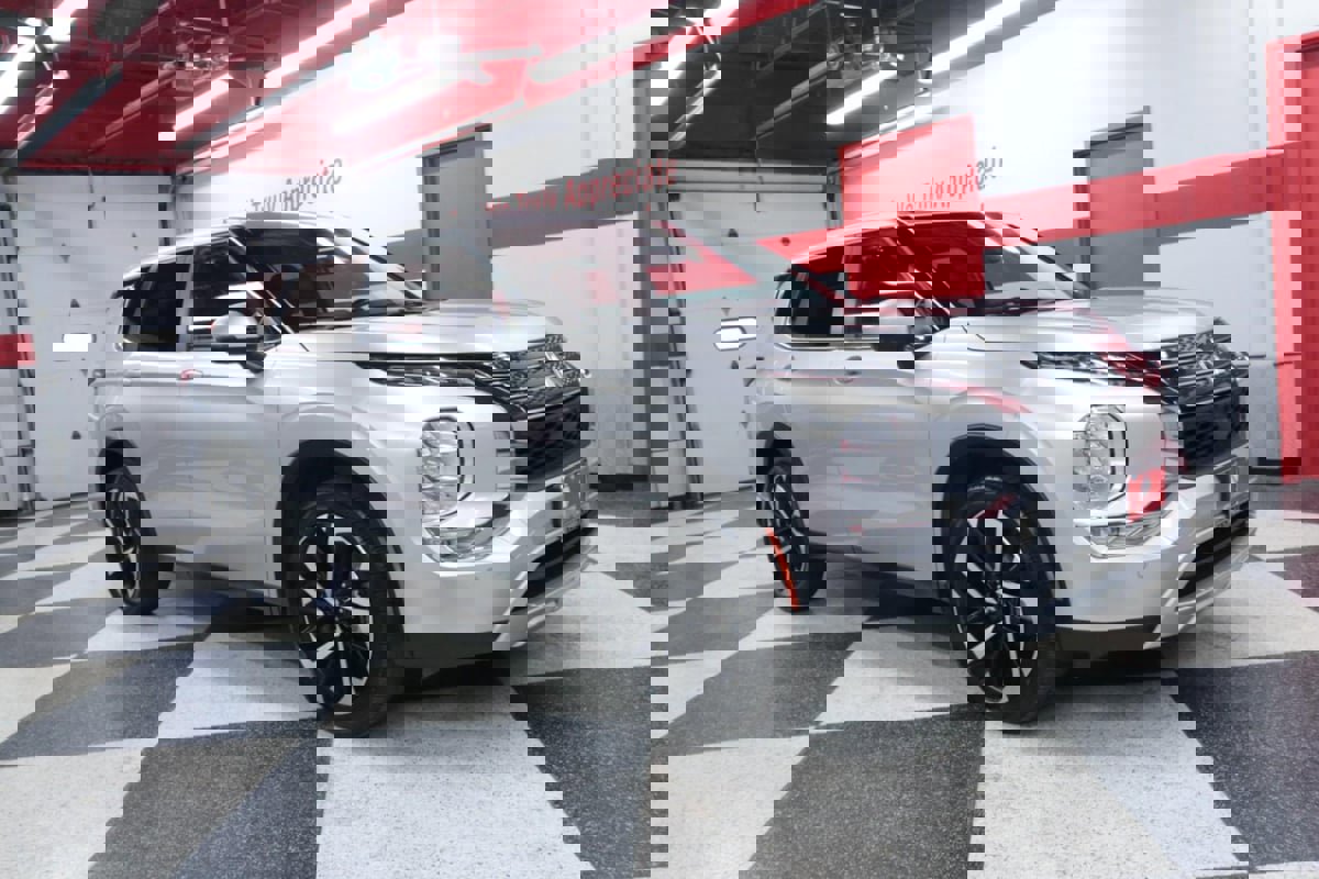 Used 2024 Mitsubishi Outlander SE image 2