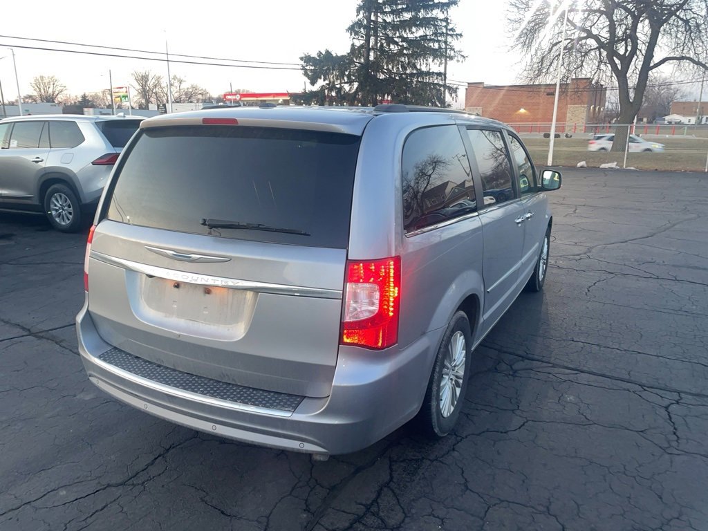 Used 2015 Chrysler Town & Country Touring-L w/ Driver Convenience Group image 5