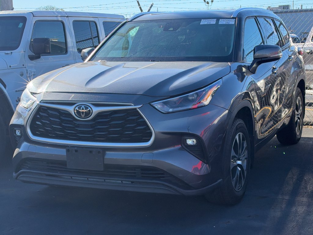 Used 2021 Toyota Highlander XLE AWD/4WD image 6