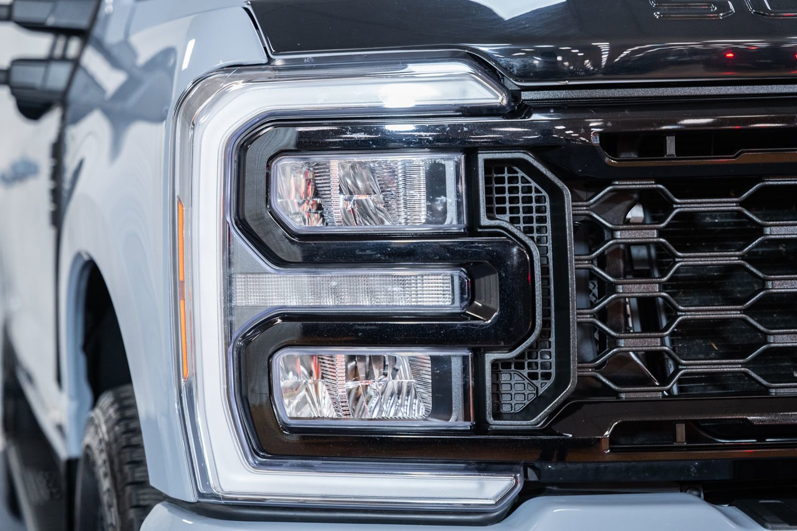 Used 2025 Ford F250 Lariat w/ Black Appearance Package image 9