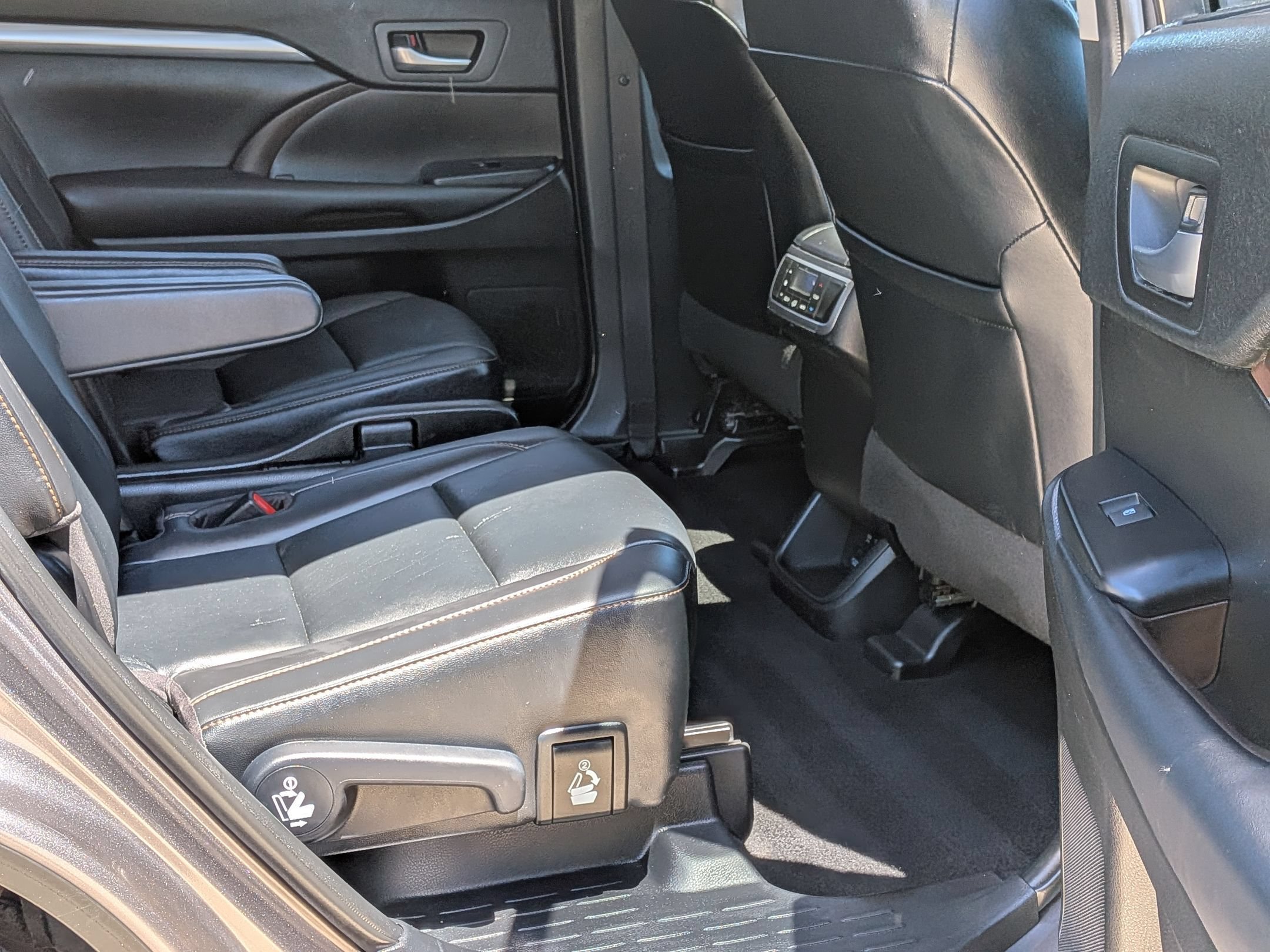 Used 2019 Toyota Highlander XLE AWD/4WD image 30