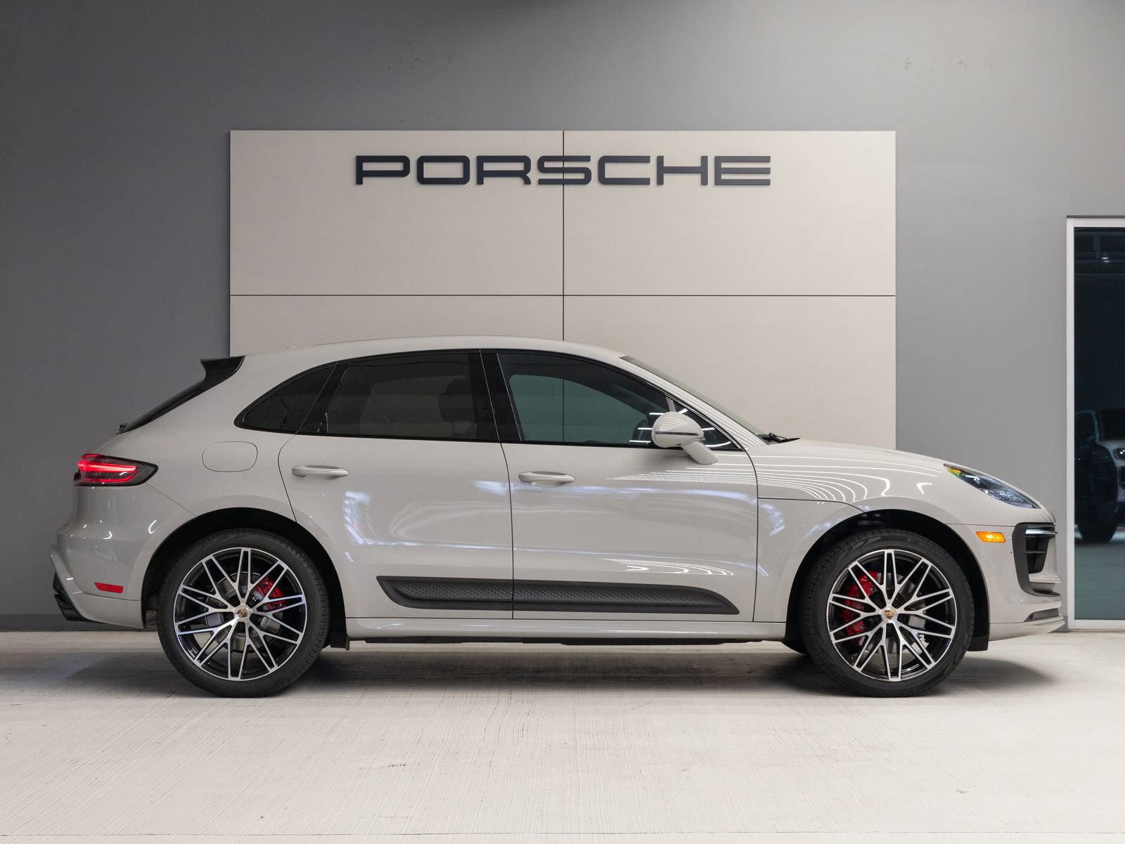 Certified 2023 Porsche Macan S AWD/4WD image 8