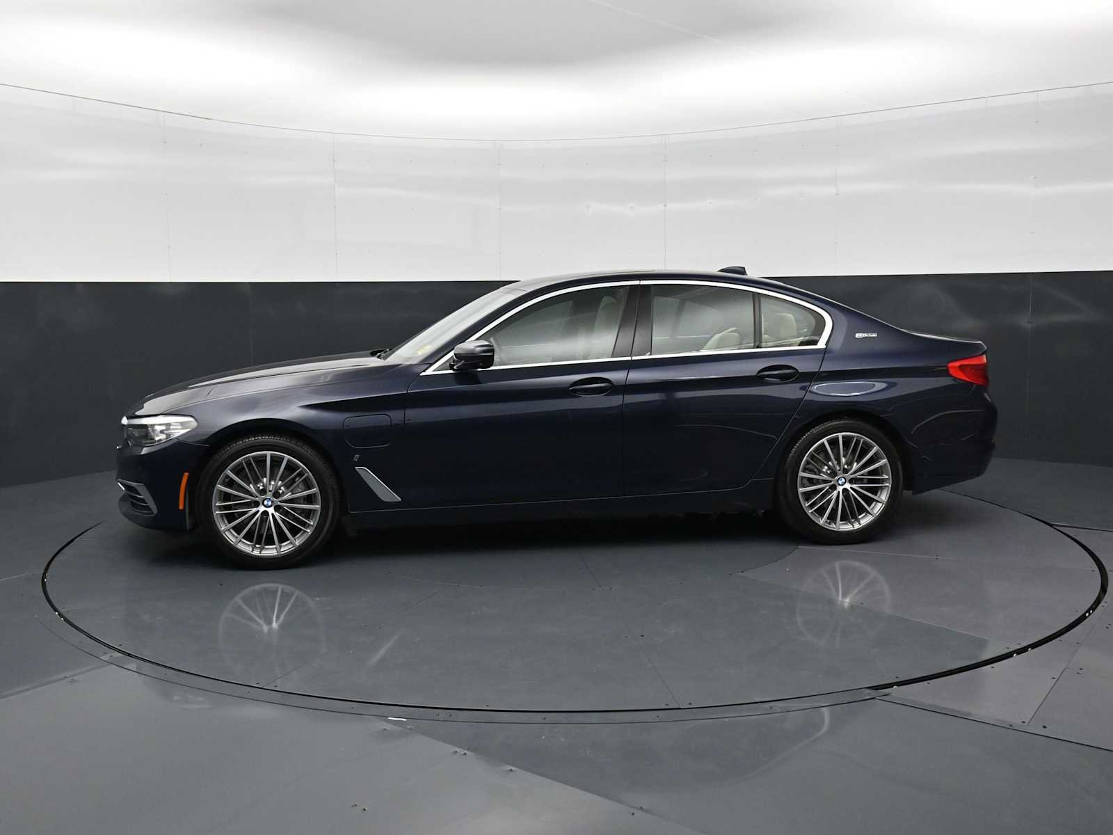 Used 2019 BMW 530e w/ Luxury Package RWD image 8