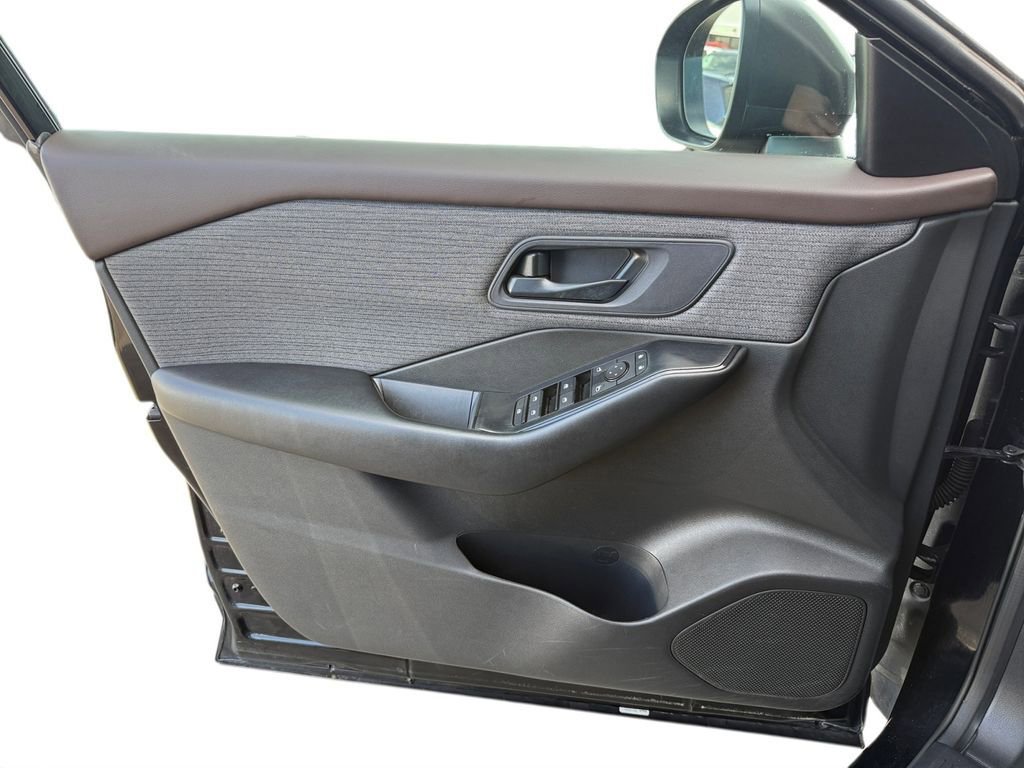 Used 2023 Nissan Rogue S image 17