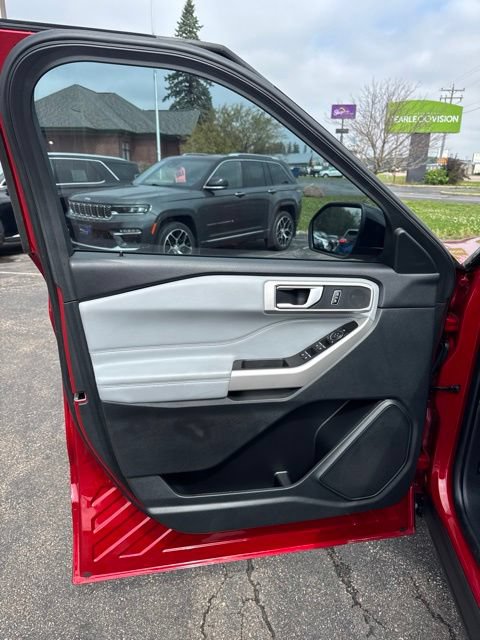 Certified 2024 Ford Explorer XLT w/ Equipment Group 202A AWD/4WD image 17