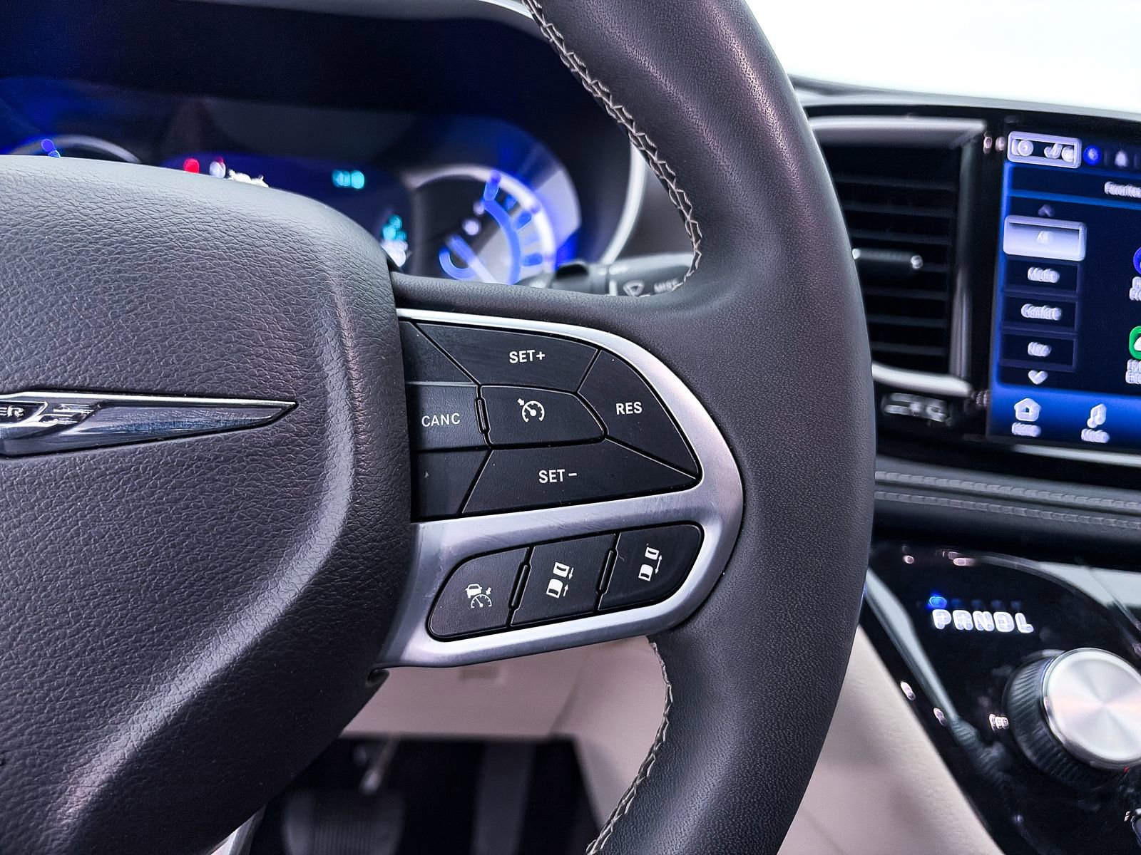 Used 2024 Chrysler Pacifica Limited FWD image 32