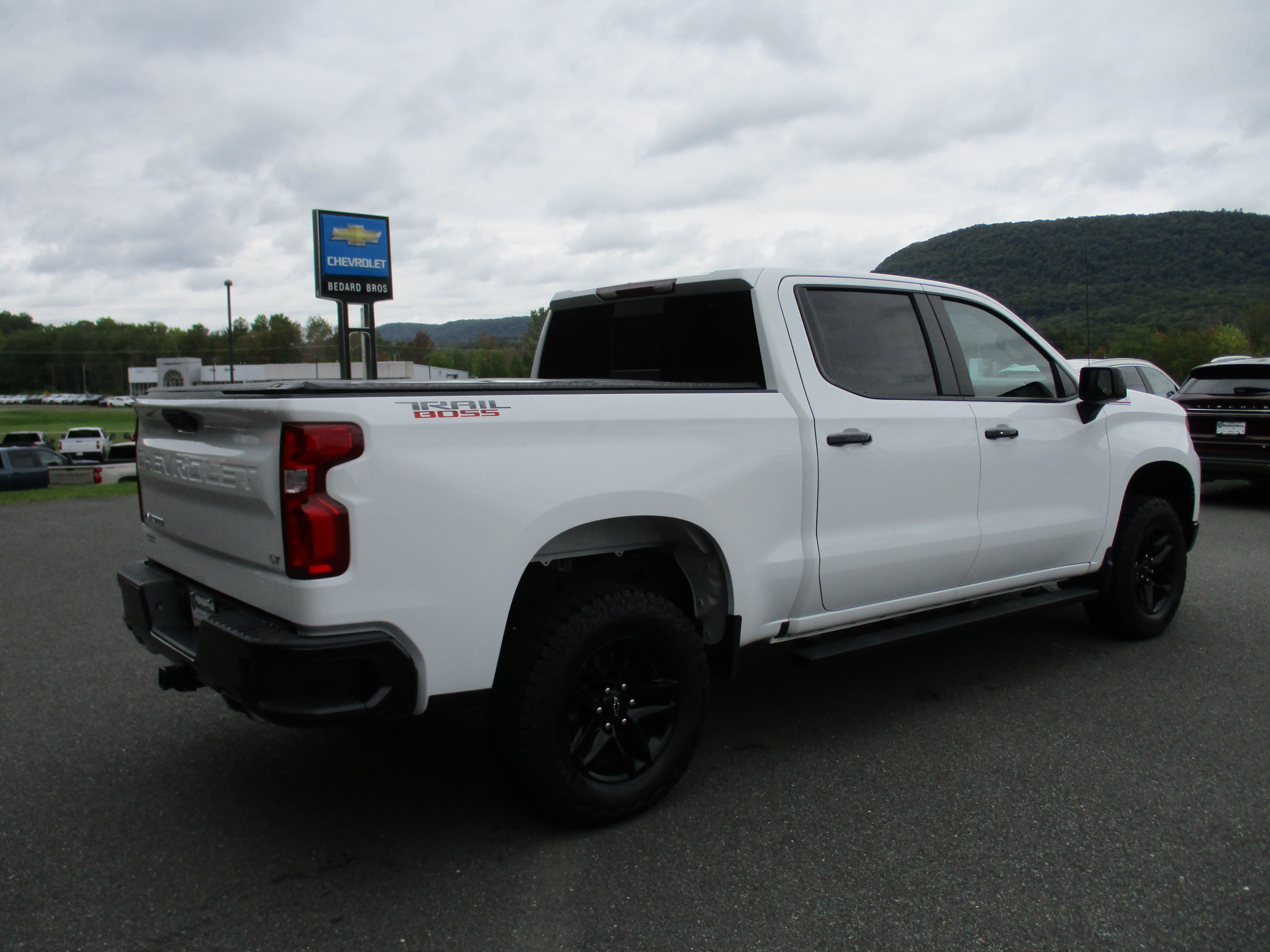 Used 2025 Chevrolet Silverado 1500 LT Trail Boss w/ Convenience Package II AWD/4WD image 5
