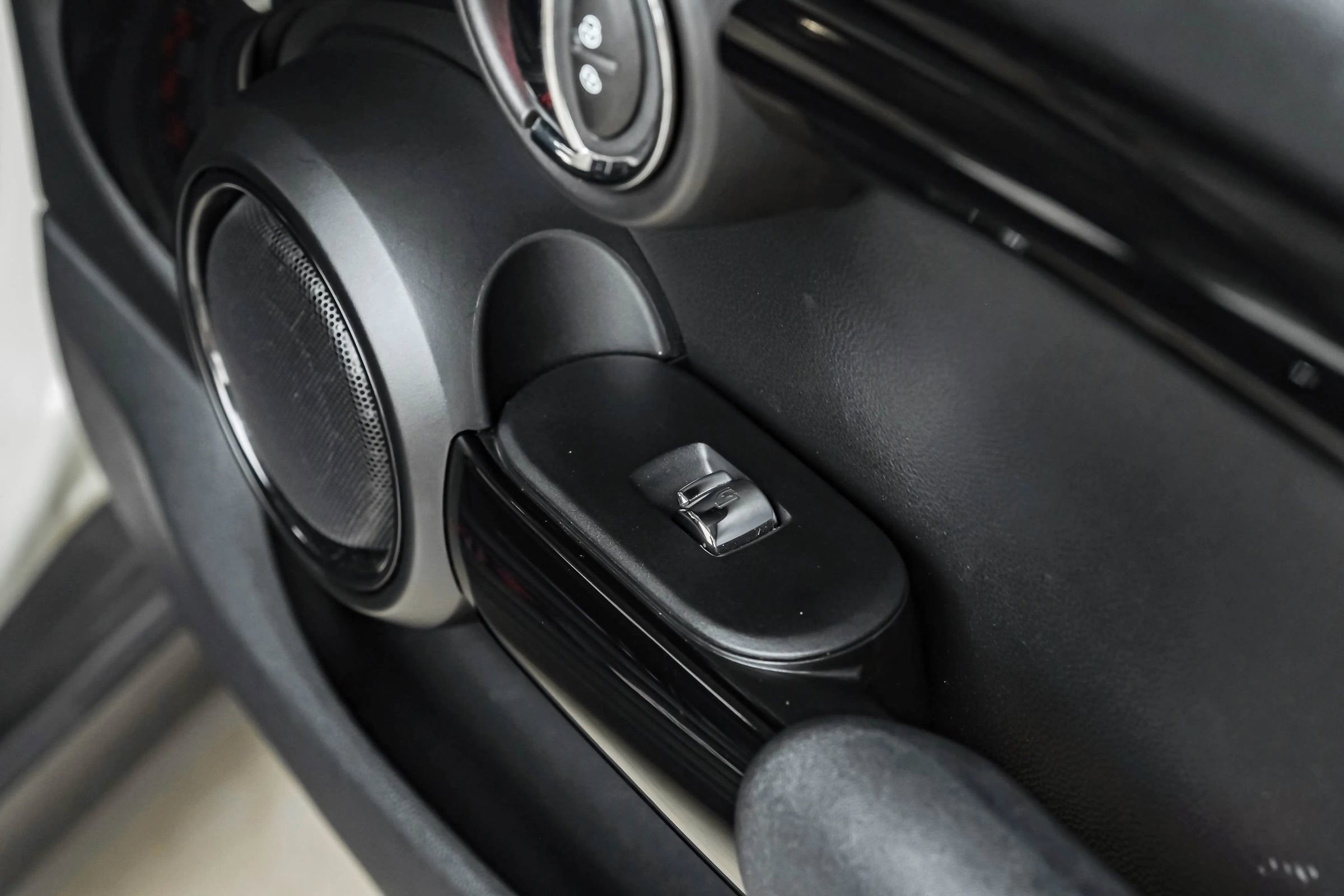 Used 2019 MINI Cooper S w/ Premium Package image 37