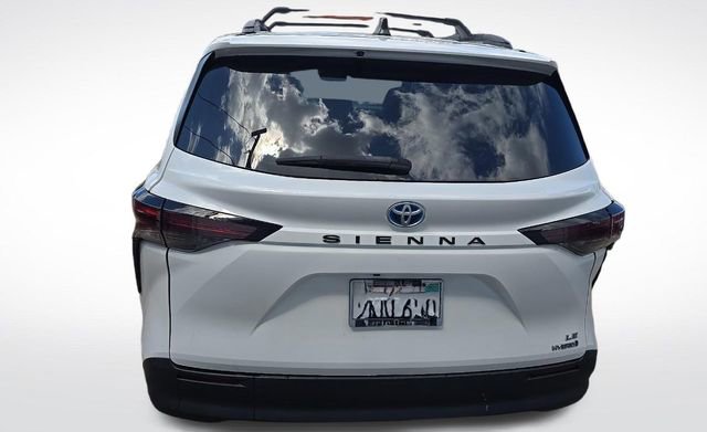 Used 2024 Toyota Sienna LE w/ LE Plus Package image 4