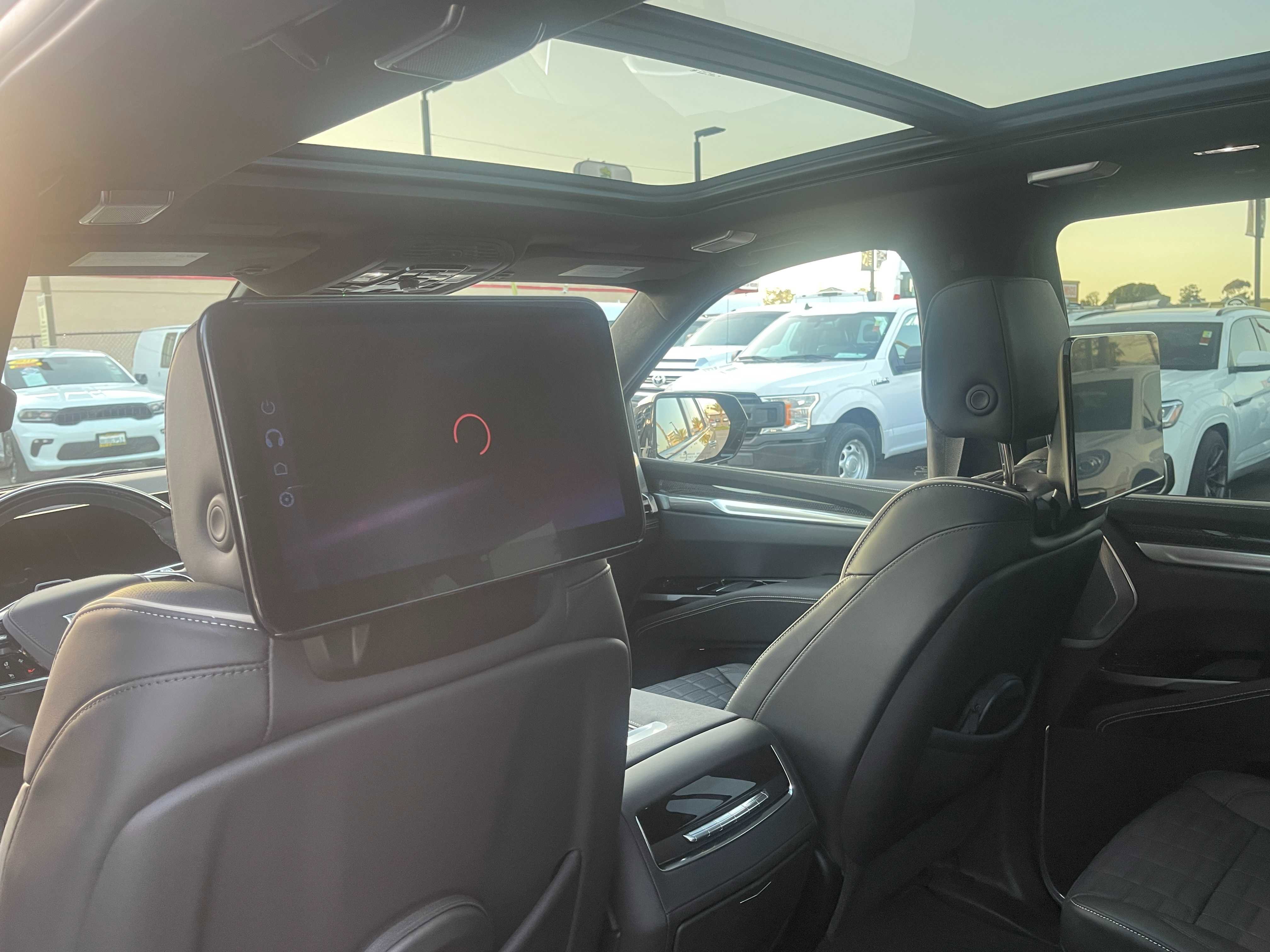 Used 2025 Cadillac Escalade ESV V image 18