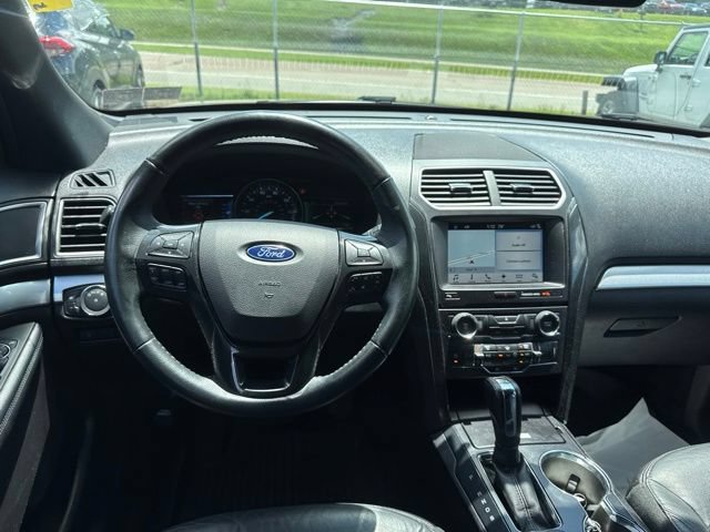 Used 2017 Ford Explorer XLT w/ Equipment Group 202A AWD/4WD image 15