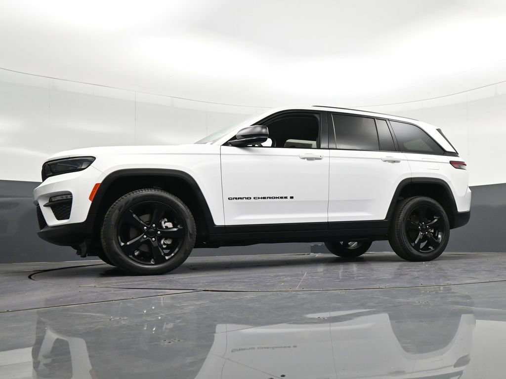 Used 2024 Jeep Grand Cherokee Limited w/ Black Appearance Package AWD/4WD image 38