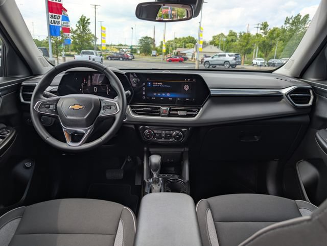 Used 2024 Chevrolet TrailBlazer LT w/ Convenience Package AWD/4WD image 11