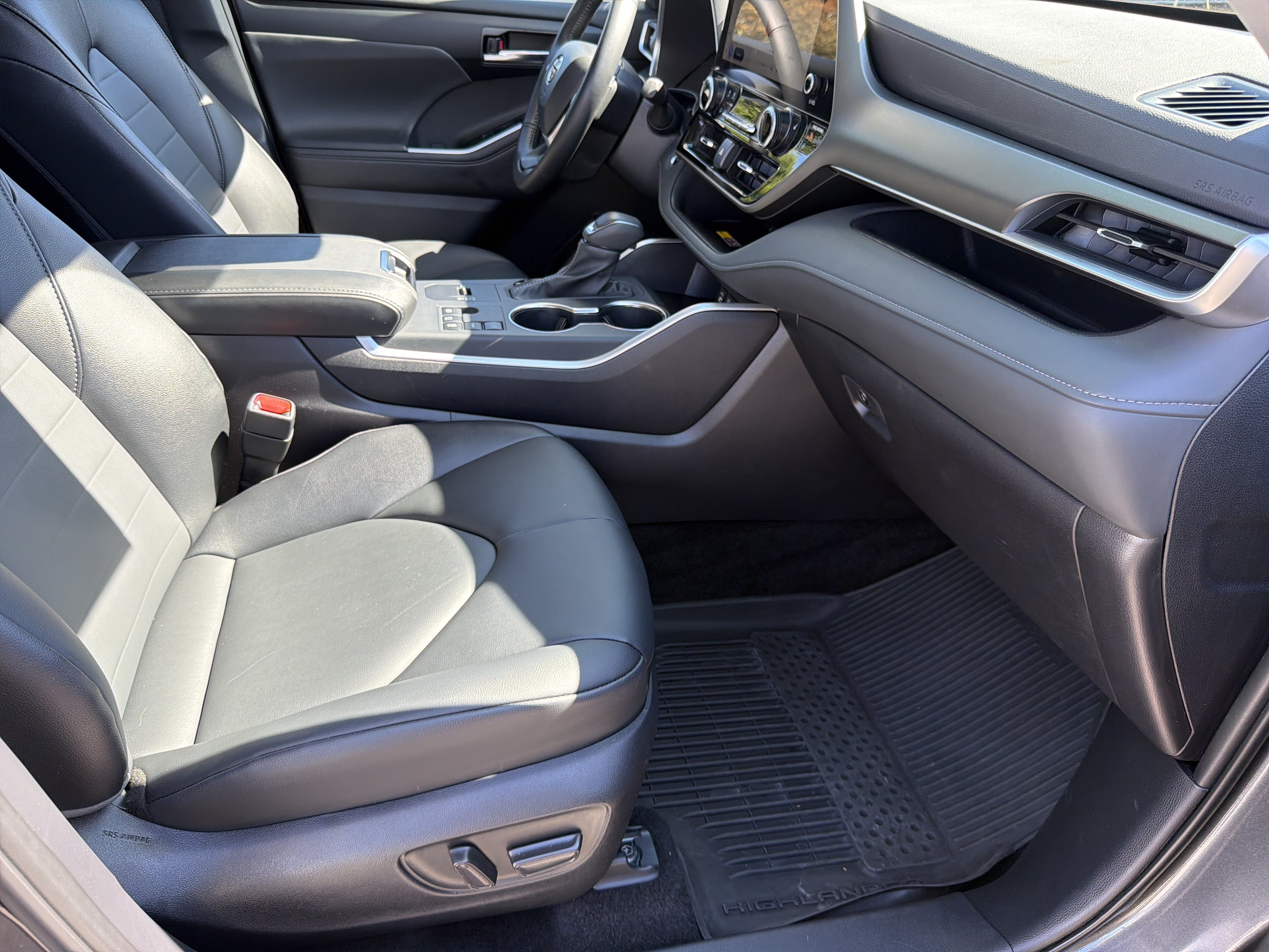 Certified 2025 Toyota Highlander XLE FWD image 23