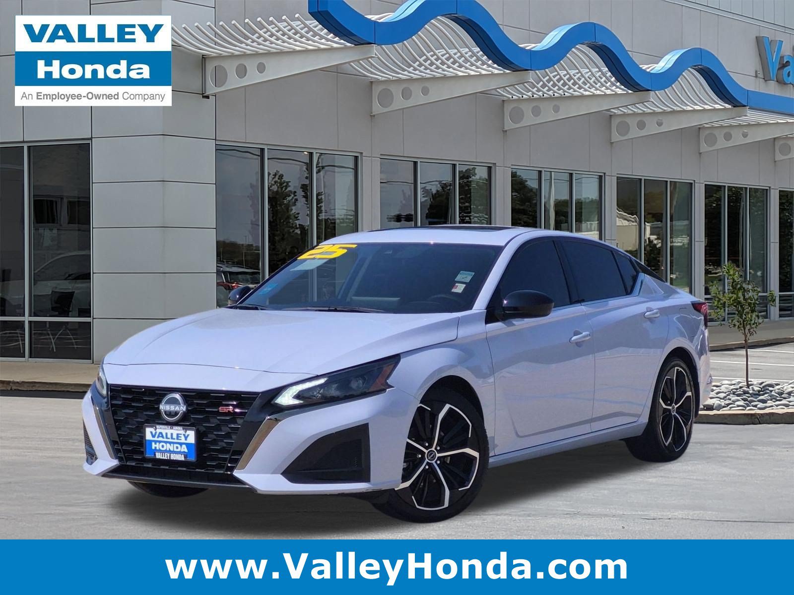 Used 2025 Nissan Altima 2.5 SR w/ SR Premium Package FWD image 1