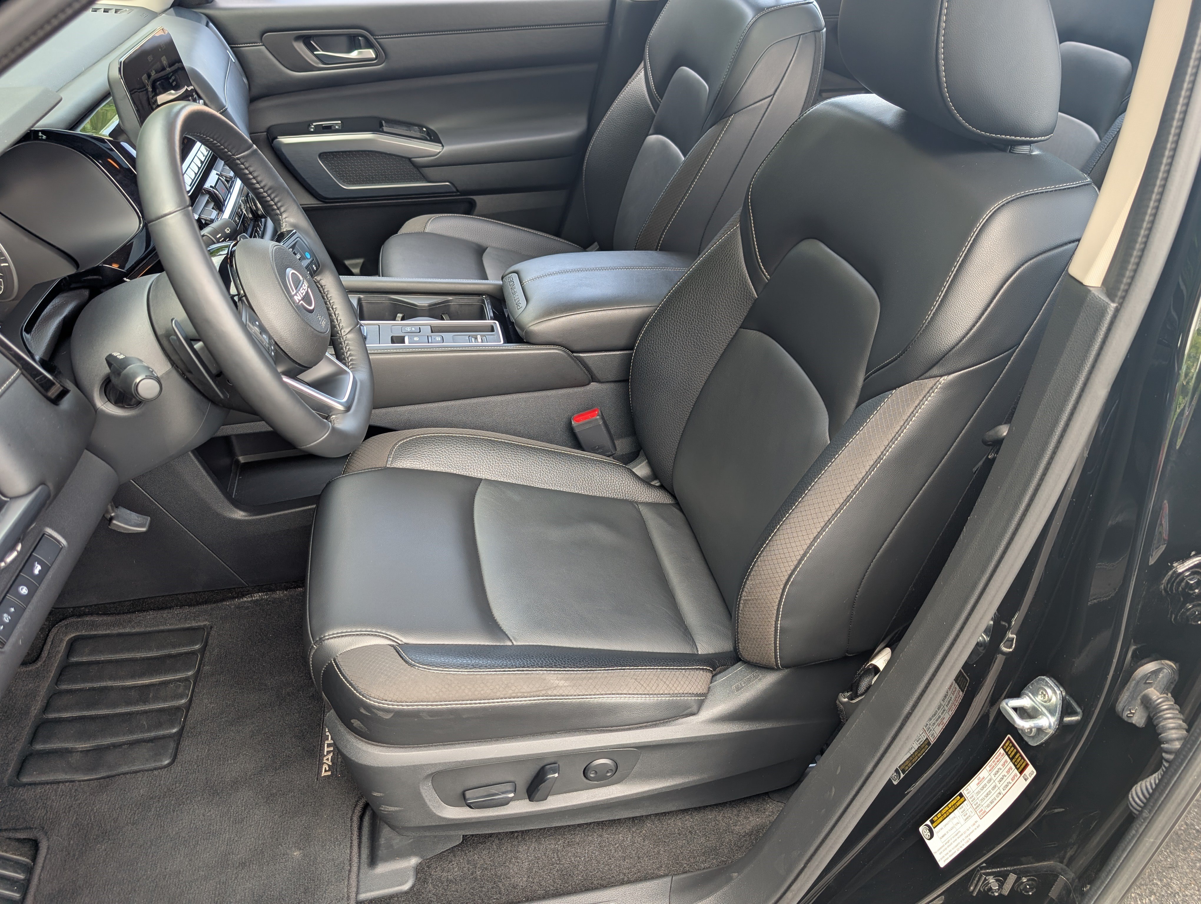 Used 2025 Nissan Pathfinder SL w/ SL Premium Package FWD image 17