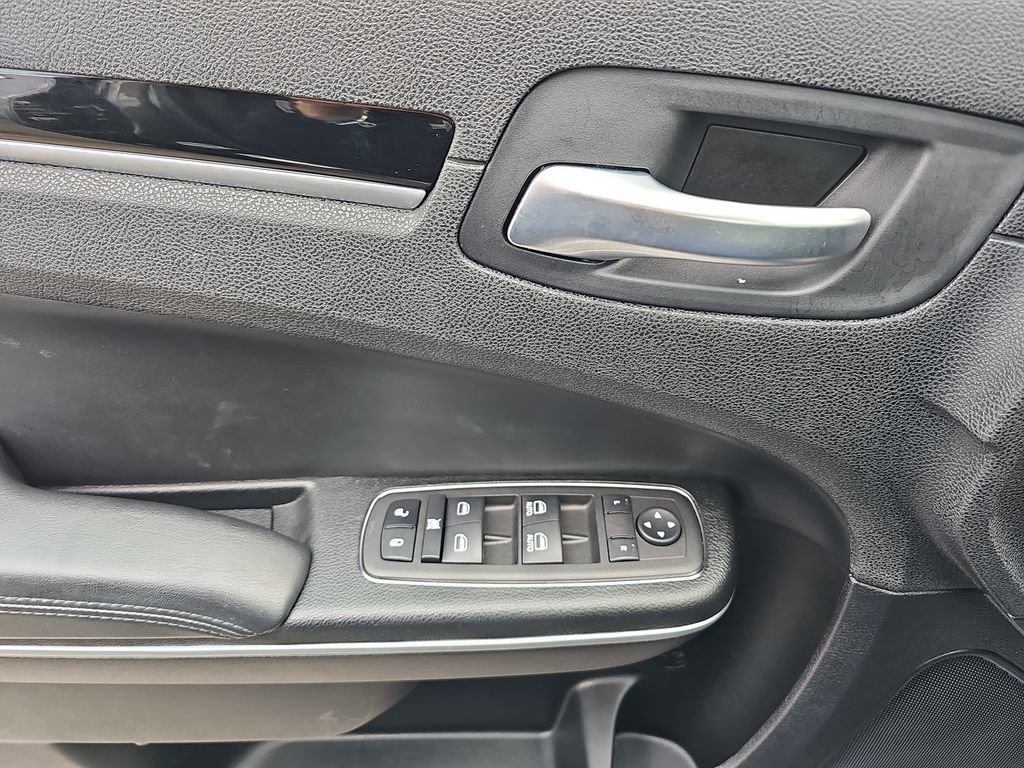 Used 2023 Chrysler 300 Touring image 31