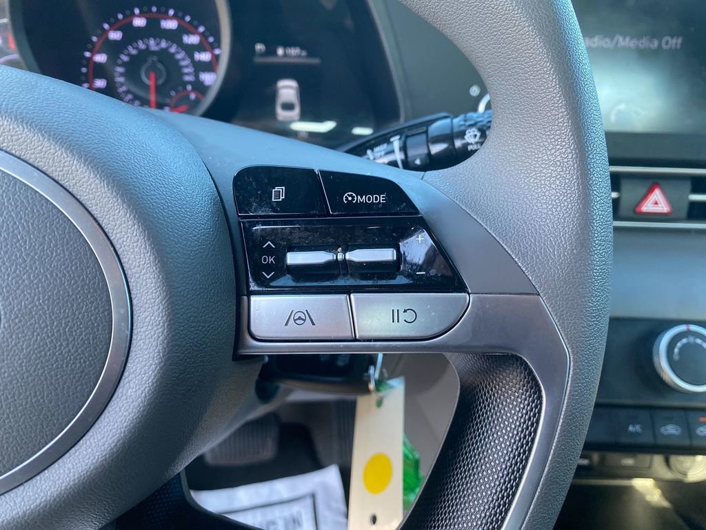 Used 2021 Hyundai Elantra SE image 17