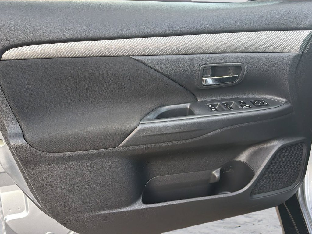 Used 2016 Mitsubishi Outlander SE AWD/4WD image 15