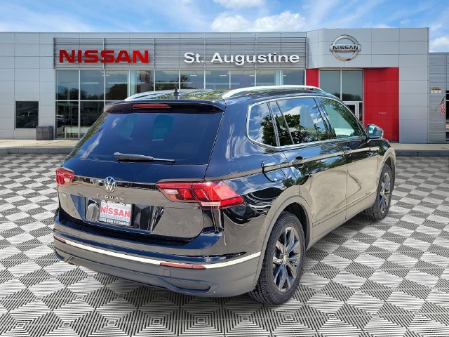 Used 2024 Volkswagen Tiguan SE FWD image 2