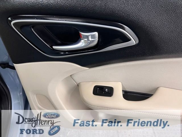 Used 2015 Chrysler 200 Limited image 31