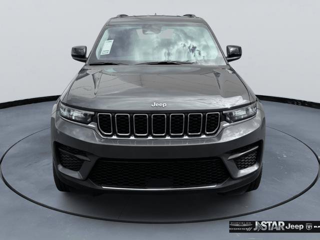 Used 2023 Jeep Grand Cherokee Laredo AWD/4WD image 2