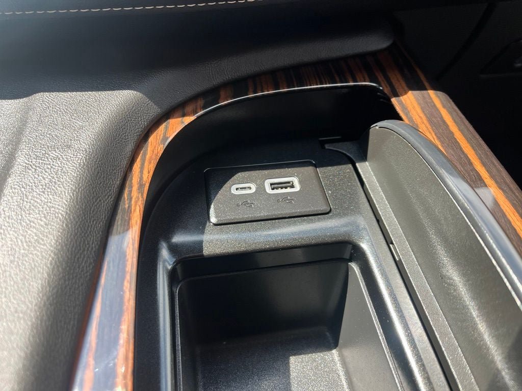 Used 2024 Cadillac Escalade Premium Luxury AWD/4WD image 36