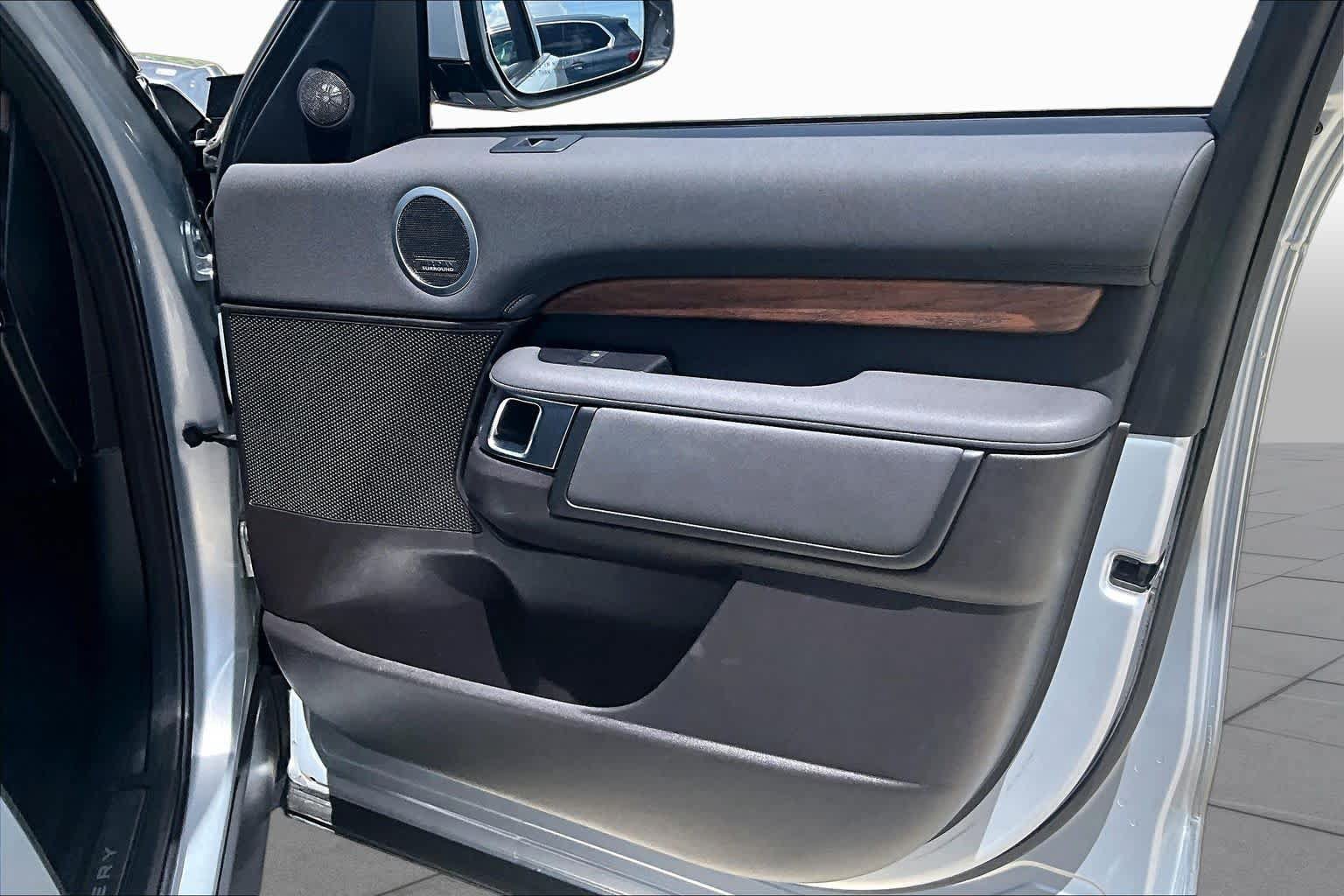 Used 2018 Land Rover Discovery HSE AWD/4WD image 26