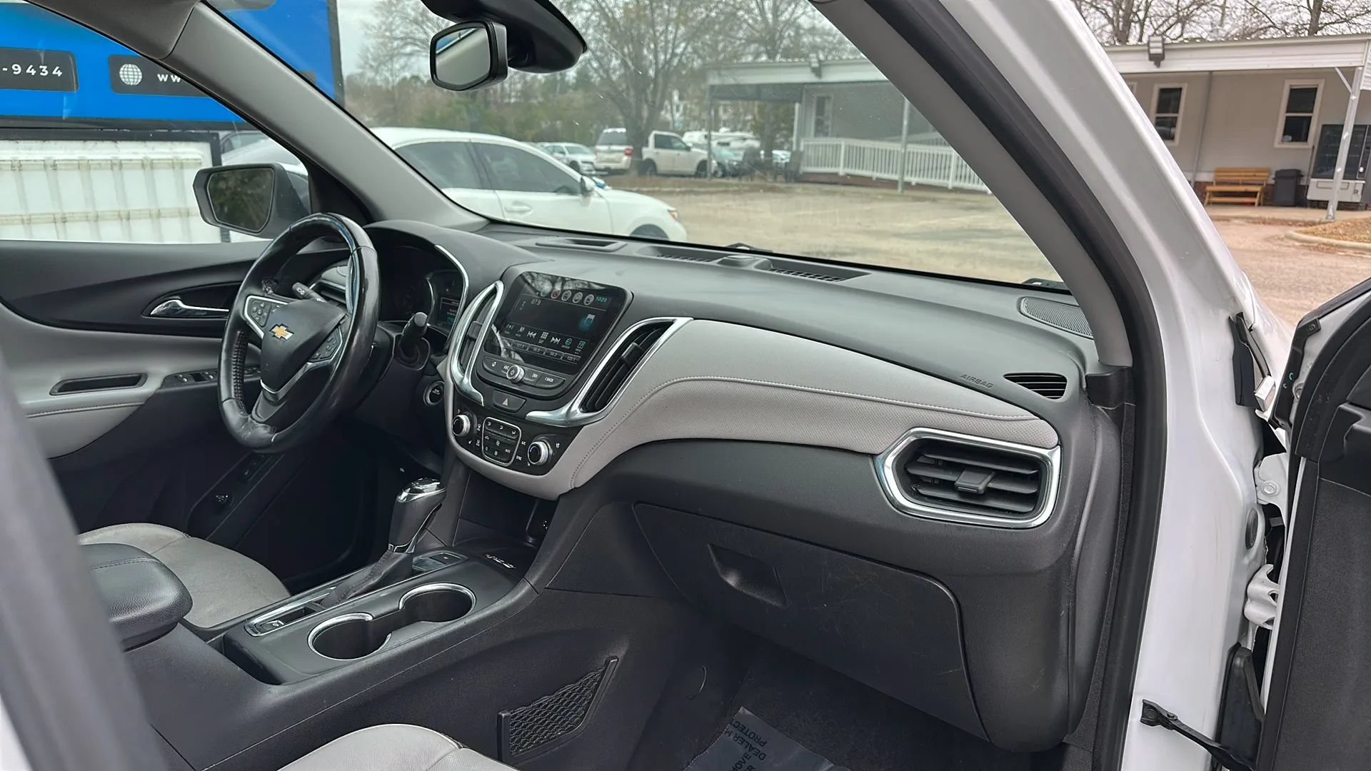 Used 2018 Chevrolet Equinox Premier FWD image 23