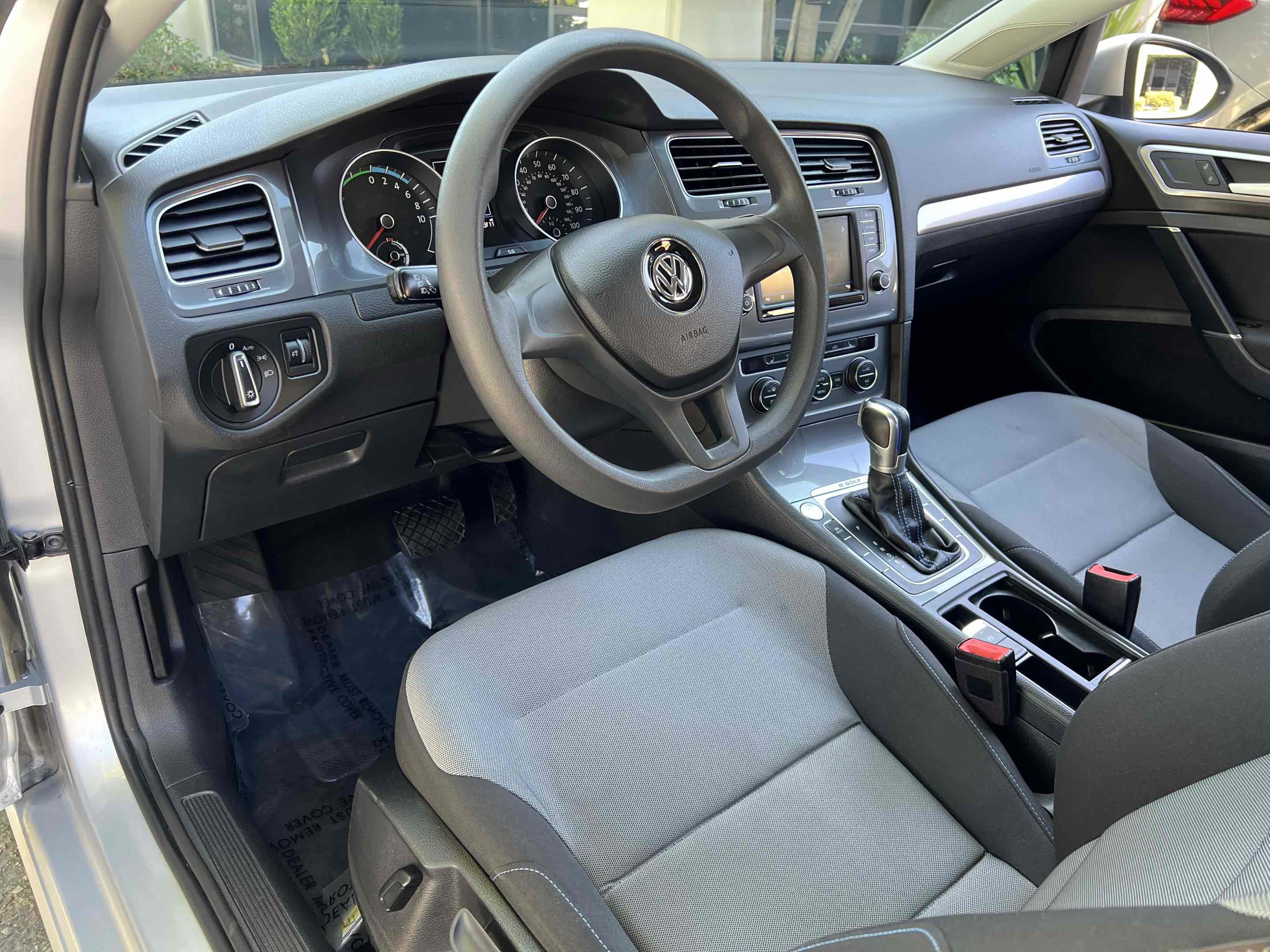 Used 2016 Volkswagen e-Golf SE w/ DC Fast Charging Package image 3