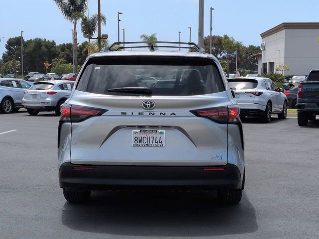 Used 2021 Toyota Sienna LE w/ LE Plus Package FWD image 6