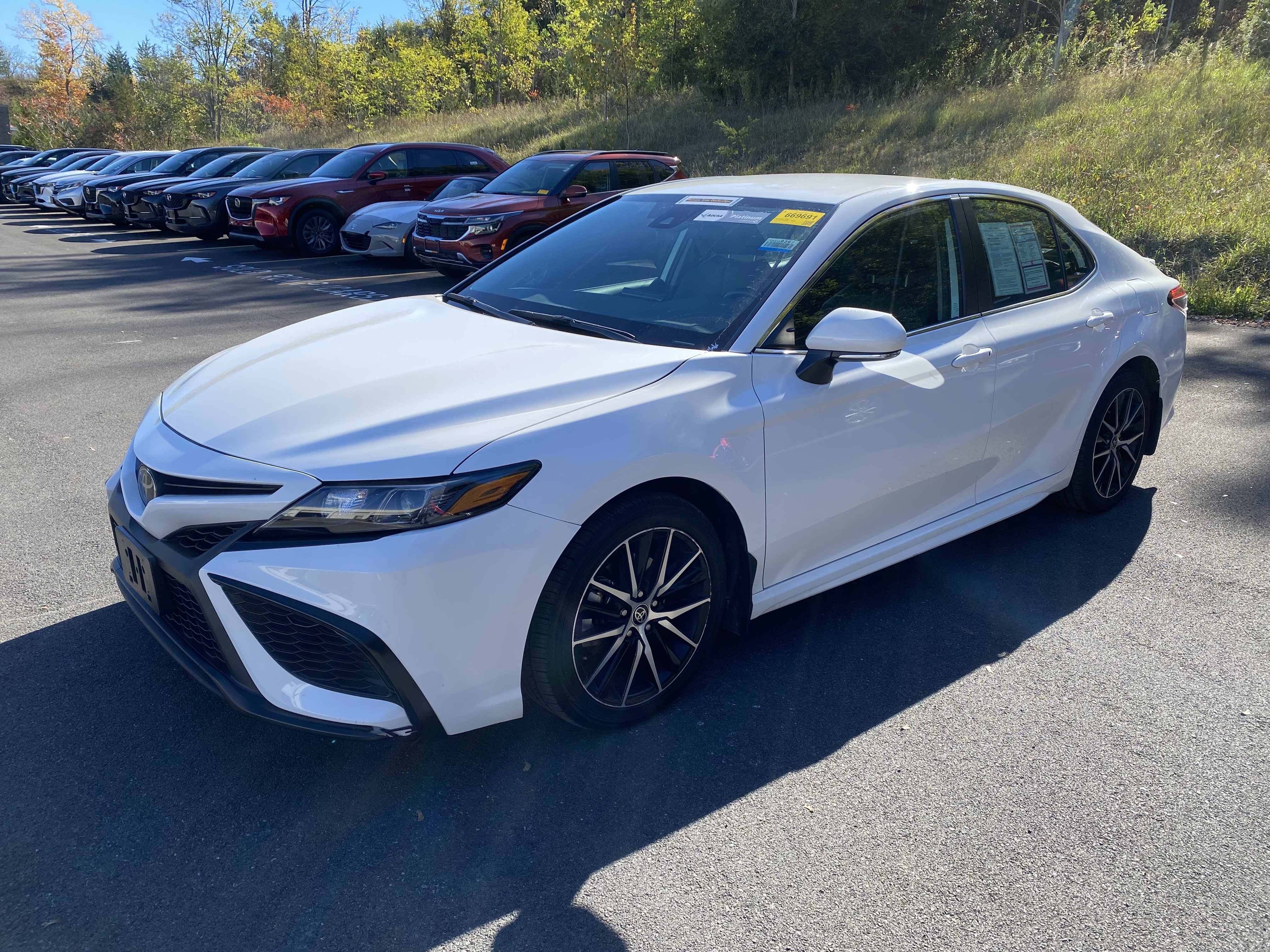 Used 2023 Toyota Camry SE image 4