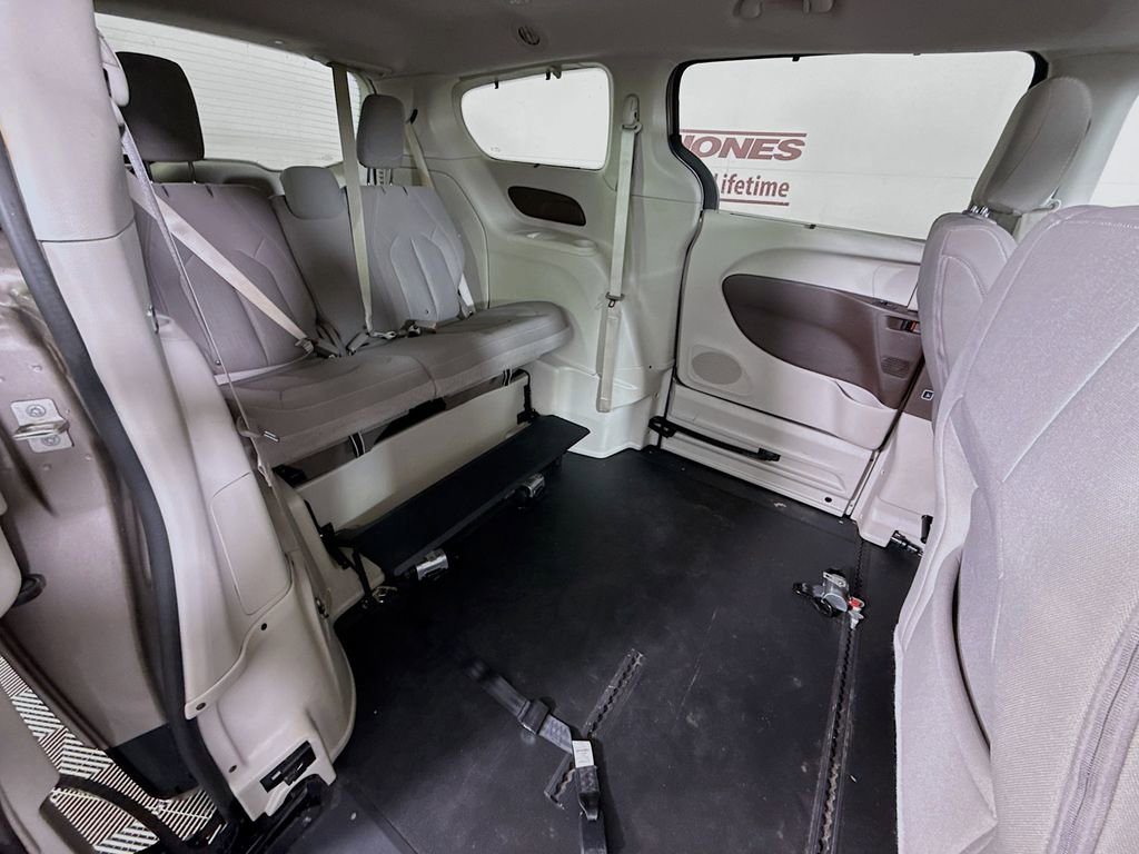 Used 2017 Chrysler Pacifica Touring Plus FWD image 30