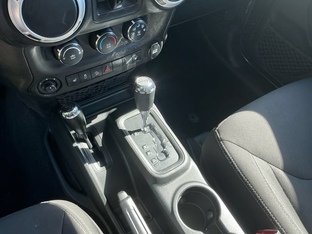 Used 2018 Jeep Wrangler Unlimited Sahara w/ Connectivity Group AWD/4WD image 13