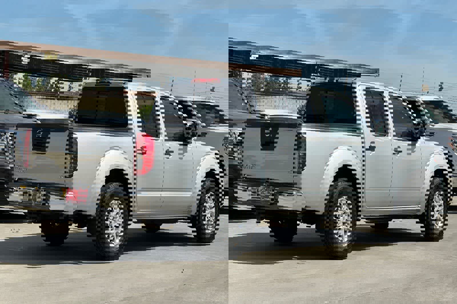 Used 2017 Nissan Frontier SV image 3