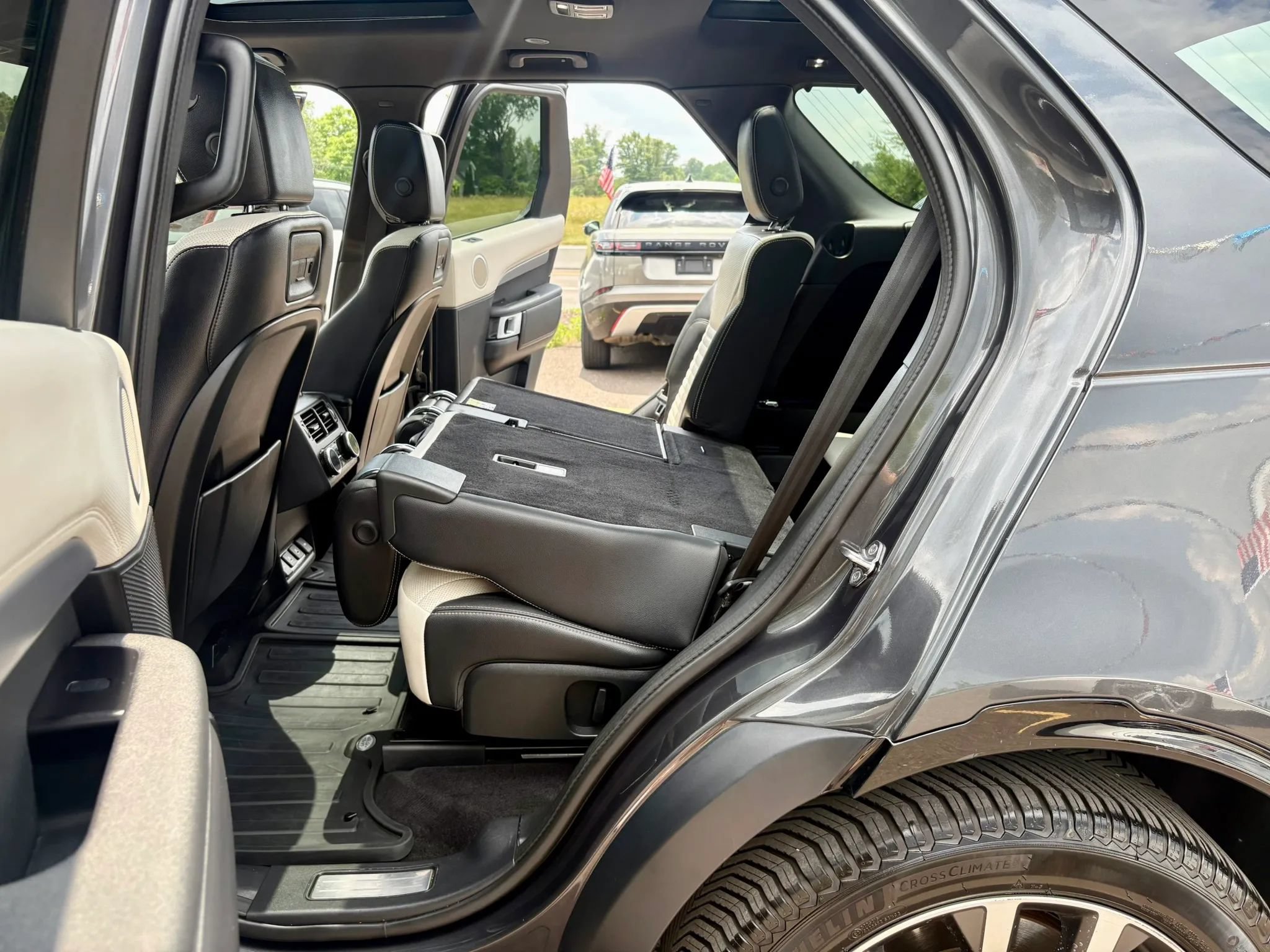 Used 2022 Land Rover Discovery S R-Dynamic AWD/4WD image 21