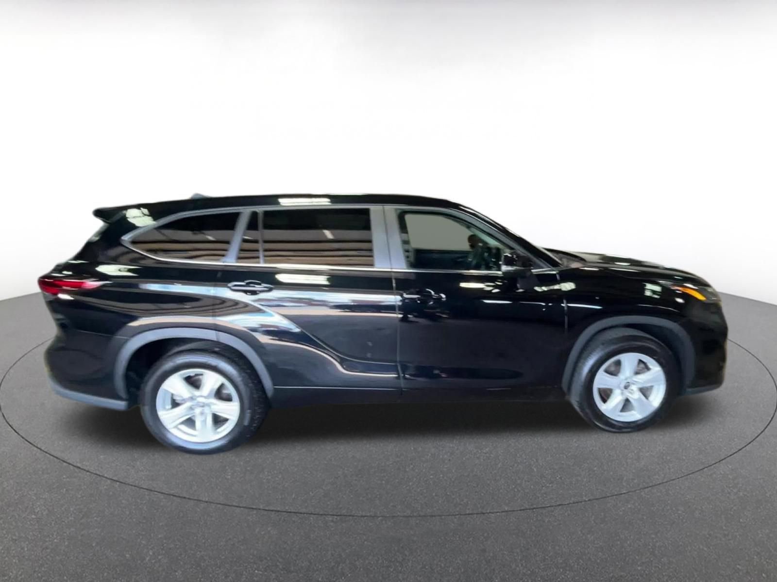 Used 2025 Toyota Highlander LE FWD image 16
