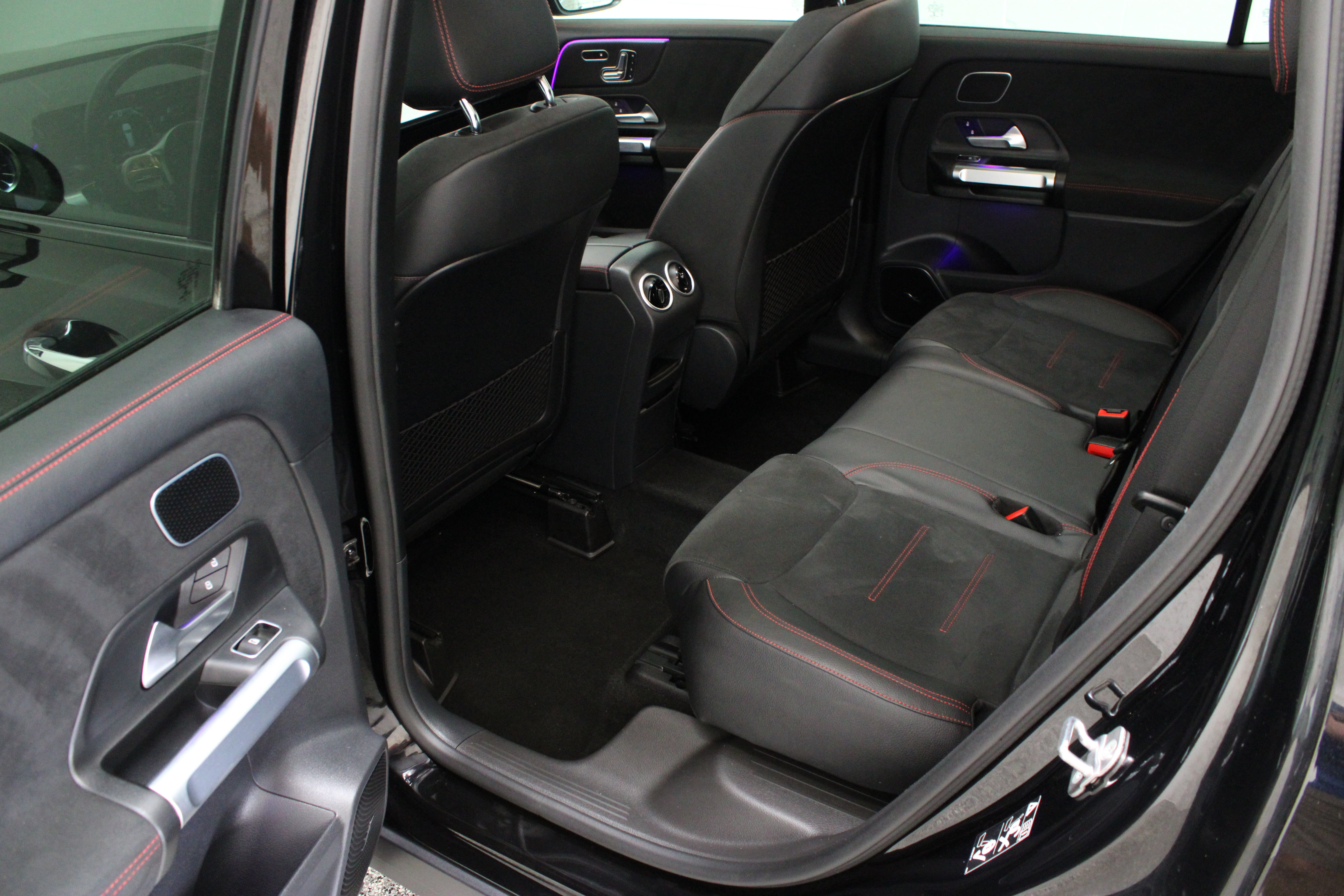 Used 2023 Mercedes-Benz GLB 35 AMG 4MATIC image 28
